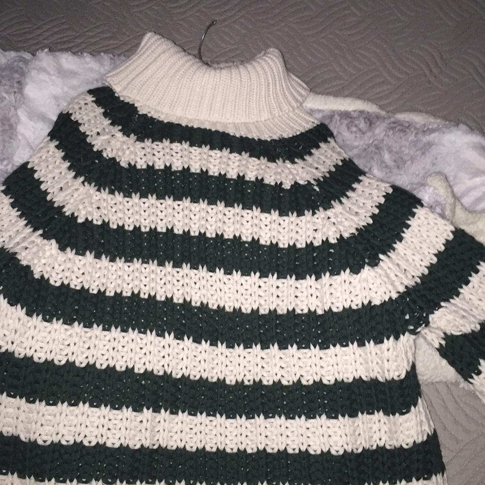 Green white turtle neck sweater 💚